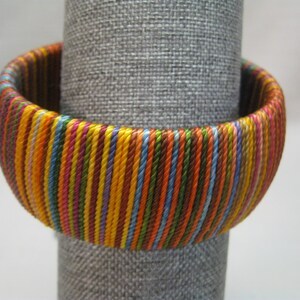 Anneau de serviette tissé bohème multicolore fait main – Décoration de table en tissu arc-en-ciel, porte-serviette multicolore fait main enfilé de fils - Product Image 3