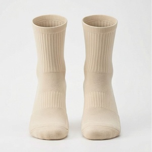 Chaussettes ras du cou en coton tricoté de couleur unie, respirantes, pour usage quotidien, style décontracté pour adulte, collection printemps - Product Image 1
