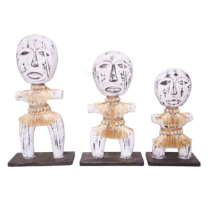 Ensemble de figurines tribales géométriques abstraites en bois sculpté à la main avec perles en fibre de raphia |   Ensemble 3 pièces moderne du milieu du siècle, blanc cassé vieilli - Product Image 1