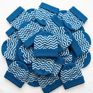 Bonnet en tricot à motif ondulé bleu, bonnet chaud jacquard à revers ondulé, vente directe en gros, couvre-chef d'hiver - Product Image 1