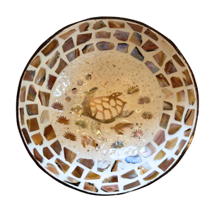 Tazón de Coco Lacado con Encanto Costero - Mosaico de Conchas Marinas - Decoración Artesanal para Casa de Playa - Product Image 1