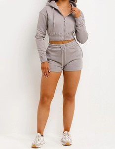 Ensemble deux pièces gris pour femme : crop top à capuche et short, décontracté, en coton tricoté, sportswear, printemps-été, couleur unie, manches longues, coupe classique - Product Image 4