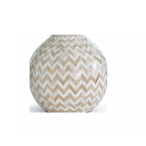 Lampe de table de haute qualité à motif chevron avec incrustation d'os, base en bois, lampe d'appoint, artisanat en os - Product Image 3
