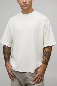 T-shirt gaufré ample et carré pour homme, 100 % coton tricoté 240 GSM, avec logo OEM, vente en gros, style streetwear, épaules tombantes, collection été - Product Image 3