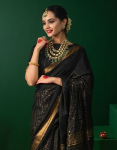 Sari KV Golden Noir con Cuadros y Rayas Zari con Blusa Sin Coser - Product Image 1