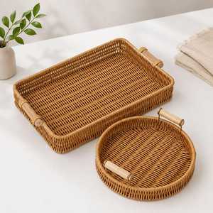 Ensemble de plateaux de service en rotin faits à la main, design moderne, poignées en bois, couleur unie, assiettes peintes à la main, écologiques, compatibles lave-vaisselle - Product Image 1