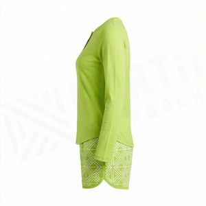Conjunto Deportivo de Punto de 2 Piezas para Mujer, Top de Manga Larga con Botones y Pantalones Cortos Geométricos Verdes, Estilo Casual para Primavera/Verano - Product Image 3