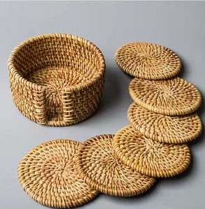 Ensemble de dessous-de-plat et de sous-verres en rotin naturel tressé, résistants à la chaleur, faits à la main, avec motif floral pour la table et le thé - Product Image 2