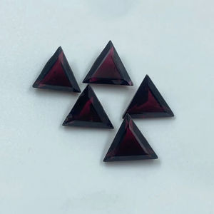 โกเมนสีแดงธรรมชาติทรงสามเหลี่ยม 5 เม็ด 12.50 กะรัต 9 มม. สำหรับทำเครื่องประดับ - Product Image 1