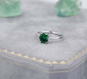 Anillo de Compromiso y Boda de Plata de Ley Chapado en Oro con Circonita Cúbica Verde Esmeralda de 1 Quilate, Corte Brillante, 6.5mm, Piedra de Nacimiento de Mayo - Product Image 4