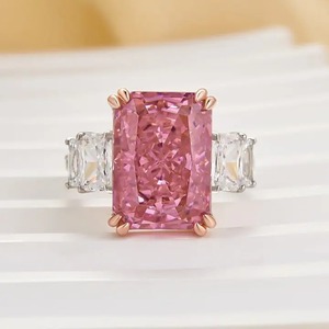 Nouvelle conception Bague de fiançailles en argent sterling plaqué or blanc avec pierre rose en moissanite taille radiant et pierres latérales, bague de voyage - Product Image 1
