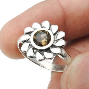 Anillo de cóctel con gema de cuarzo ahumado natural en forma de girasol, plata de ley 925 pura, joyería fina disponible a precio de mayoreo. - Product Image 3