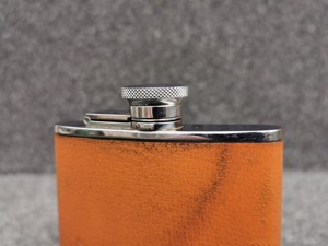 กระติกน้ำหนังหุ้มหนัง ดีไซน์ทันสมัย ทำจากโลหะ เหมาะสำหรับใส่เหล้าวิสกี้ ใช้ได้ทั้งกิจกรรมกลางแจ้ง และใช้เป็นภาชนะบรรจุน้ำฉุกเฉินในปริมาณน้อย - Product Image 6