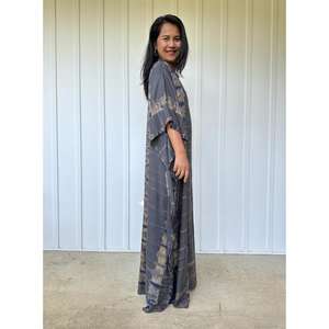 Robe longue kaftan gris tie-dye pour femme, coupe ample, élégante, idéale pour les vacances et la détente - Product Image 3