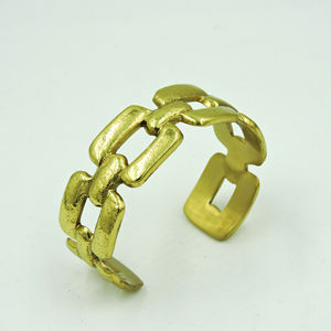 Bracelet manchette à maillons épais en laiton fait main – Jonc ouvert doré style brutaliste – Bijou audacieux à motif géométrique pour femme - Product Image 1