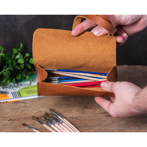 Estuche para Lápices de Cuero Genuino Personalizado, Portaplumas Hecho a Mano, Organizador de Lápices con Cierre de Botón y Correa, Al-Amir Hecho a Mano - Product Image 3