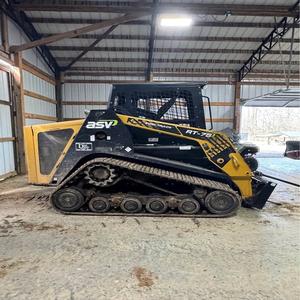 Chargeuse sur chenilles compacte de qualité supérieure, modèle RT75, la plus récente, avec hydraulique auxiliaire à haut débit à 2 vitesses, 18 chenilles en caoutchouc et positionnement de la benne - Product Image 2