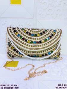 Pochette de soirée luxueuse faite à la main en satin et perles |   Sac à main ethnique de soirée de créateur |   Sac bandoulière style Potli pour fête de mariage avec chaîne et rabat - Product Image 3