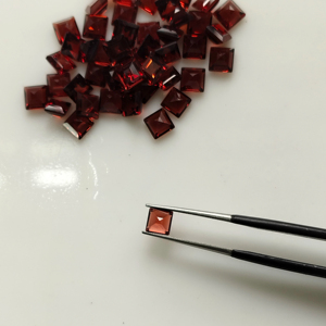 โกเมนสีแดงธรรมชาติ 4 มม. ทรงสี่เหลี่ยมเจียระไนแบบสเต็ปคัท คุณภาพดีที่สุด พลอยเม็ดเดี่ยวสำหรับทำเครื่องประดับ - Product Image 3