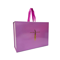 Boîte cadeau personnalisée écologique avec fermeture magnétique, poignée, couleur violette, logo en feuille d'or/argent gaufré, réutilisable pour l'emballage