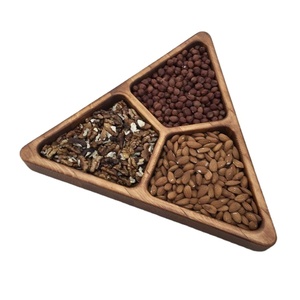 Plateau de service en bois biologique fait à la main 4 compartiments en forme de cœur avec plats et assiettes au design de trèfle par Heartwood - Product Image 1