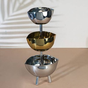 Support à gâteau moderne à trois niveaux en acier inoxydable, finition chrome doré, écologique, résistant à la chaleur, réutilisable, pour événements - Product Image 1