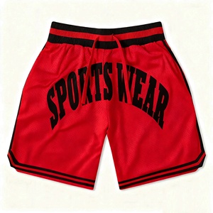 Shorts de basketball pour hommes rouges personnalisés tendance avec bordure noire et imprimé sportswear, taille élastique respirante, style sportif - Product Image 1