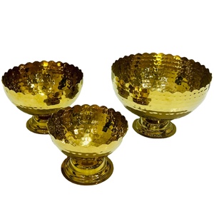 Juego de tazones de lujo de metal martillado dorado con borde festoneado – Frutero decorativo, plato central para el hogar, bodas - Product Image 2