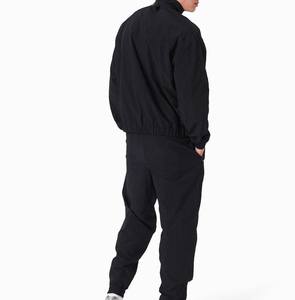 Conjunto Deportivo de Dos Piezas para Hombre, Chaqueta Cortavientos con Cierre y Pantalones Deportivos de Nailon y Poliéster - Product Image 5