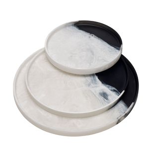 Assiette décorative ronde en résine bleue écologique polie avec porte-bougies en bois et vase à fleurs – Centre de table moderne en stock - Product Image 4