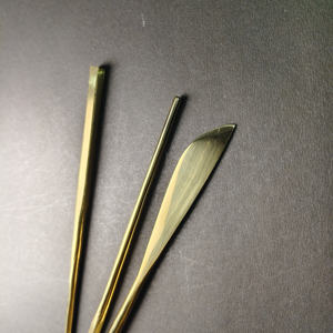 Ensemble de service minimaliste de luxe en 3 pièces plaqué or avec des poignées effilées élégantes et une finition miroir haute brillance, respectueux de l'environnement - Product Image 6