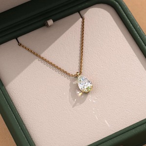 Collier pendentif en diamant de laboratoire taille poire _ Or 14 carats, solitaire, certifié IGI - Product Image 5