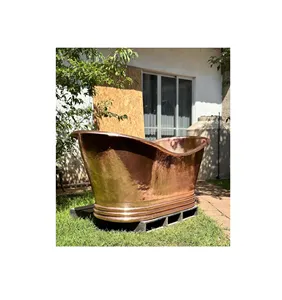 Baignoire en cuivre au design moderne pour salles de bain ouvertes, créant une ambiance spa dans la décoration intérieure, selon les tendances esthétiques actuelles. Modèle autoportant. - Product Image 1