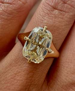 Bague solitaire à 4 griffes avec diamant jaune de laboratoire taille coussin allongée de 3 carats, certifiée IGI - Product Image 1