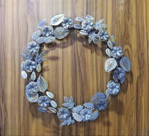 Couronne décorative en métal faite à la main, style classique, art mural floral non éclairé, confectionné avec des feuilles et des fleurs bleues et argentées - Product Image 1