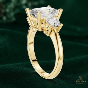 Elegante Anillo de Aniversario con Tres Piedras de Corte Radiante, Diamantes Laterales Redondos, Banda Sólida con Engaste de Garras, Joyería de Boda Atemporal - Product Image 5