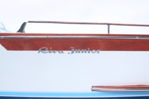 Lancha Riva Junior de Madera Hecha a Mano - Modelo de Yate Deportivo Italiano Clásico para Decoración de Hogar u Oficina - Product Image 2