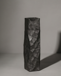 Vase d'art en métal martelé noir de qualité supérieure, élégant, surface rugueuse sculptée, porte-fleurs pour centre de table de mariage - Product Image 3