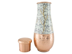 Jarra Surahi de cobre es un recipiente tradicional hecho a mano para agua, elaborado con cobre puro de alta calidad. La forma única de la surahi. - Product Image 1
