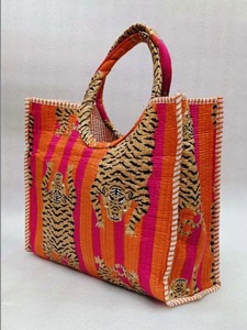 Bolso Tote Acolchado de Algodón con Estampado Floral Hecho a Mano: Bolso de Playa - Product Image 3