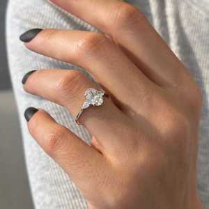 Anillo de Tres Piedras con Diamantes Cultivados en Laboratorio de 1.5 Quilates, Corte Oval y en Forma de Pera, Oro Blanco de 14k, Certificado IGI - Product Image 4