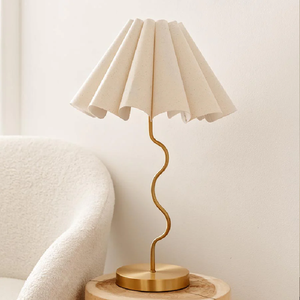 Lámpara de pie con base de efecto piedra texturizada y pantalla plisada que aporta un toque rústico y orgánico al hogar. Disponible a precios de mayorista. - Product Image 4