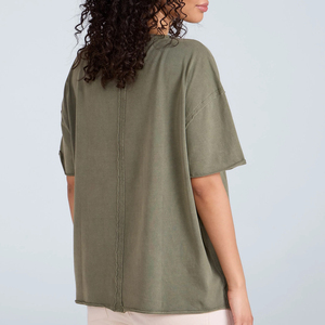 T-shirt oversize vert olive pour femme, écologique, avec logo rouge imprimé, épaules tombantes, manches courtes, coupe classique, en jersey de polyester - Product Image 2