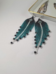 Boucles d'oreilles artisanales perlées, tendance, bleu sarcelle, noir, argent, à franges, pendantes, bijoux de déclaration - Product Image 3