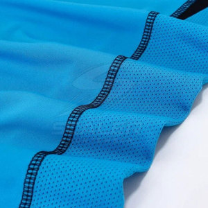 Maillot et short de football légers avec technologie de séchage rapide, tissu en maille respirant, idéal pour les températures chaudes et les matchs intenses - Product Image 4