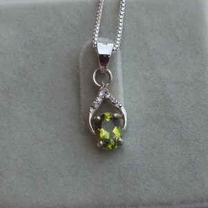 Colgante Solitario Ovalado de Plata de Ley Bañado en Rodio con Engaste de Garra, Hecho a Mano, Minimalista, para Amantes, de Moda, Venta al por Mayor, Rhaya Jewels - Product Image 3