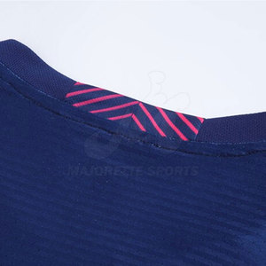 Conjunto de uniforme de fútbol con números, nombres y logotipos personalizados, hechos de tela de poliéster de alta calidad para un mejor rendimiento. - Product Image 5