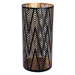 Porte-bougies en métal raffiné, créés pour enrichir les intérieurs modernes avec une texture lumineuse subtile et un attrait intemporel. - Product Image 4