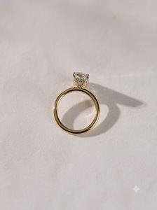 Anillo de Diamante Cultivado en Laboratorio con Corte Esmeralda Chapado en Oro Amarillo para Mujer, con Piedras Laterales de Pavé de Lujo, 100% Oro Puro - Product Image 4