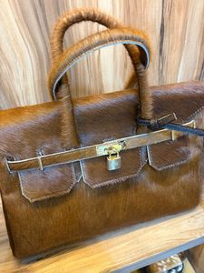 Sac à main en cuir de vachette véritable pour femme |   Sac fourre-tout en cuir marron |   Sac à main artisanal à poignée supérieure et bandoulière |   Vêtements pour femmes sur mesure - Product Image 5